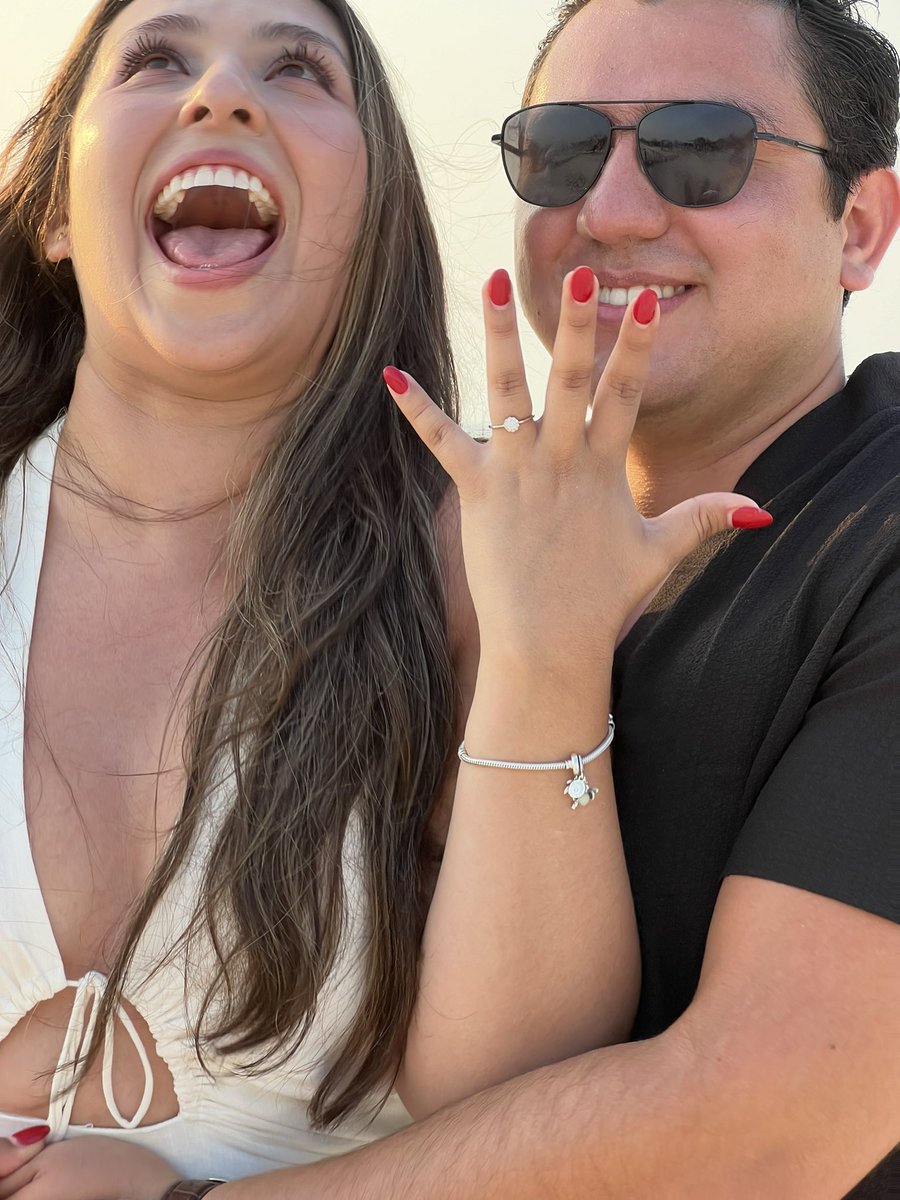 DafneQs's tweet photo. Vengo también por este medio a hacer de su conocimiento que me caso con el amor de mi vidaaaa 🤍 https://t.co/hiHMH6Ykb0