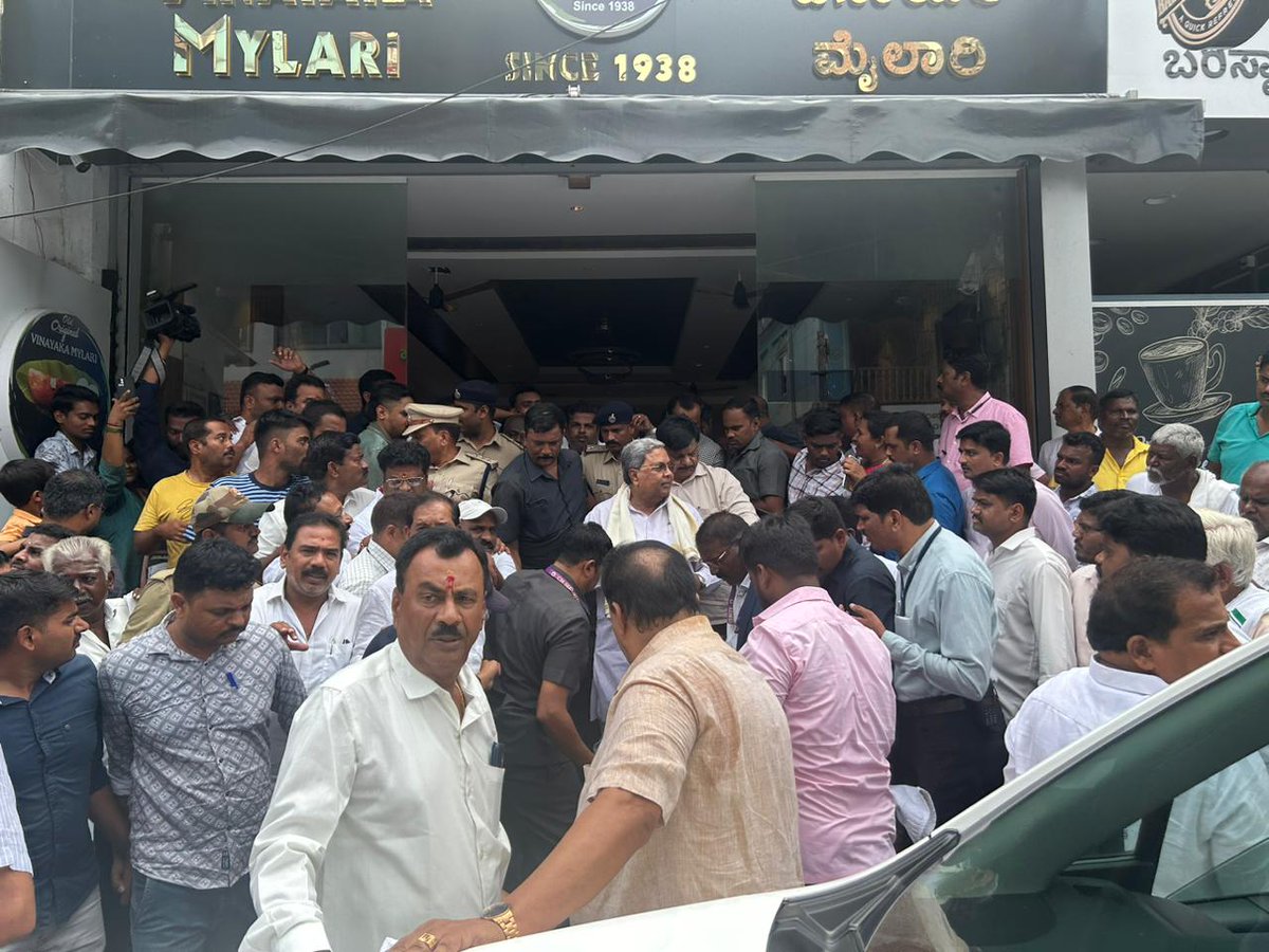 siddaramaiah's tweet photo. ಇಂದು ಬೆಳಗ್ಗೆ ಮೈಸೂರಿನ ಮೈಲಾರಿ ಹೋಟೆಲ್ ನಲ್ಲಿ ತಿಂಡಿ ತಿನ್ನುವಾಗ ನನ್ನ ಕಾಲೇಜು ದಿನಗಳು ನೆನಪಾದವು. 

ನನ್ನ ಬದುಕಿನ ಅವಿಸ್ಮರಣೀಯ ನೆನಪುಗಳೆಲ್ಲವೂ ಮೈಸೂರಿನ ಜೊತೆ ಬೆಸೆದುಕೊಂಡಿವೆ.

ಮೈಸೂರು ನನಗೆ ಹುಟ್ಟೂರು ಮಾತ್ರವಲ್ಲ ಬದುಕು ಕೊಟ್ಟ ಊರು. 
ದೈಹಿಕವಾಗಿ ದೂರವಿದ್ದಾಗಲೂ ಮೈಸೂರಿನ ನೆನಪು ಮನಸ್ಸಿಗೆ ಸದಾ ಹತ್ತಿರವಾಗಿರುತ್ತದೆ. 

ಈ ಮಣ್ಣಿನ ಋಣ ಬಹಳ ದೊಡ್ಡದು, ಅದರೆದುರು ನಾವು ಸಣ್ಣವರು. 

#MylariHotel