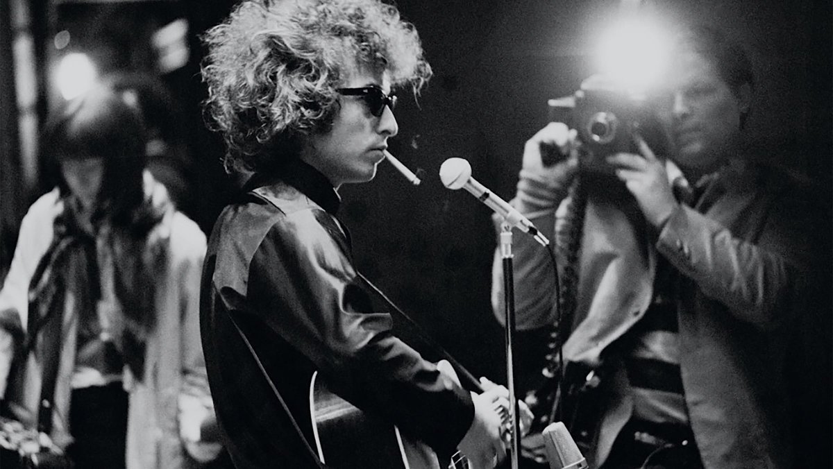 Bob Dylan #botd — D A Pennebaker filming his 1965 concert tour in England. 'Dont Look Back' was voted by critics in a Sight & Sound poll the joint ninth best documentary of all time...