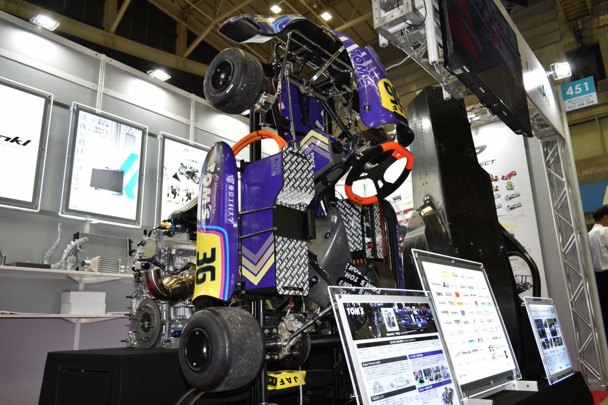 「人とくるまのテクノロジー展2024」横浜の展示会場で、目に留まったのは、コンパクトなブースにタテ型に展示された紫色のカートだ。「レース事業」「自動車用品事業」「デザイン事業」を展開する株式会社トムスは、日本自動車レース工業会のブースでEVカートとエンジンの展示を行った。技術革新本部の