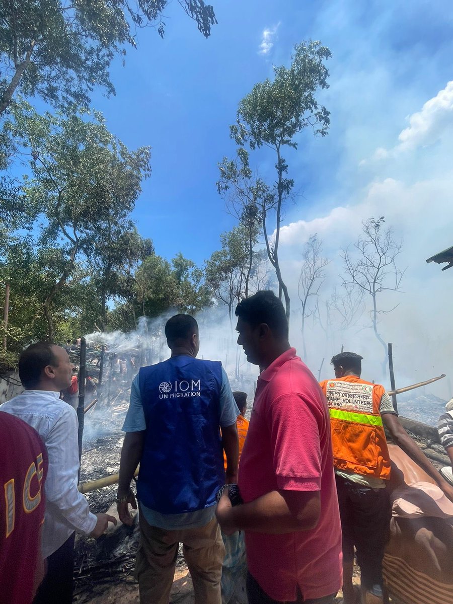 Today, another fire 🔥 broke out in the world's largest #refugee settlement, #Rohingya camp 🇧🇩. ➡️ Trained refugee volunteers & Bangladesh fire service already doused the blaze. ➡️ IOM teams, w/partners & authorities, are on the ground to support the affected #refugees.