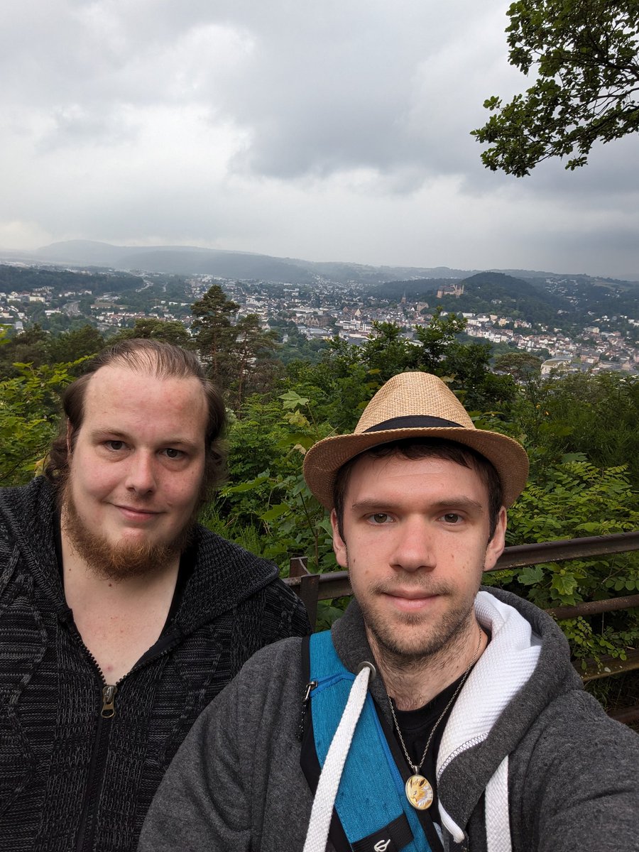 SlowRunsLive's tweet image. Unter fröhlichem Regen haben @MicSelected und ich uns auf eine kleine Wanderung aufgemacht, um diese schöne Aussicht genießen zu können.
Der gute bildet mit mir und Tjark den SRL Vorstand.