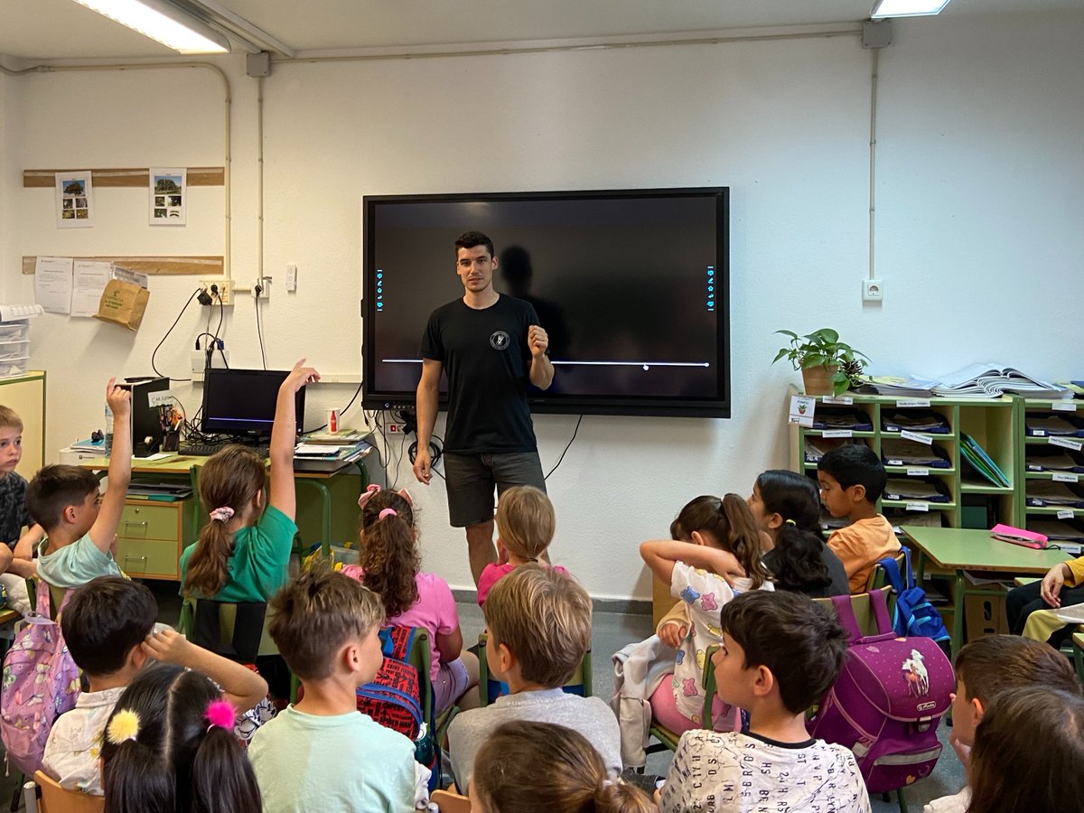 Avui tocava el nostre públic preferit! Hem fet uns tallers de plantes marines amb els infants del CEIP Hort des Fassers, a Alcúdia. Hem treballat sobre la posidònia, la cymodocea i la zostera, les plantes del mar Balear, i ens ho hem passat molt bé!
#Conscienciar #CuidAlcúdia