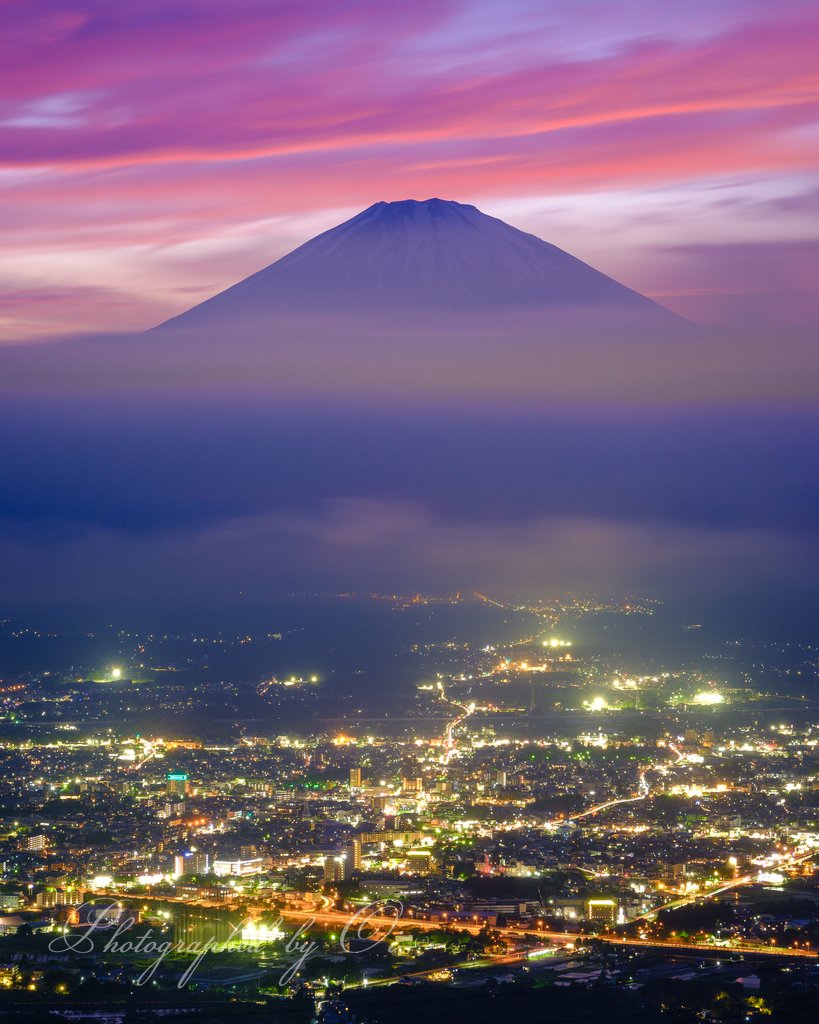 夕焼けの街に佇む

#富士山