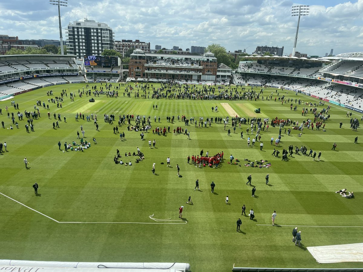Well done @HomeOfCricket allowing spectators onto the outfield at lunch, and particularly for the 400 school children who are throughly enjoying their day @BBCSussexSport #bbccricket @SussexCCC