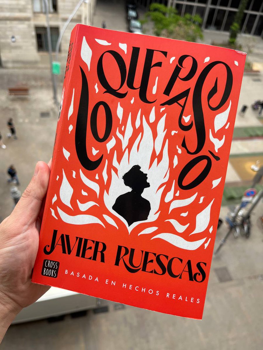 RubenSerranoM's tweet photo. En el Orgullo de 2021 la pareja de @javier_ruescas sufrió una agresión homófoba por parte de un policía. De ahí nace su novela que presentamos en Barcelona el jueves 30.

Denunciar, defender nuestros derechos, la ola reaccionaria, dejar de callar. Veniu, serà bonic i 🔥🔥 https://t.co/vo0MA4BKsU