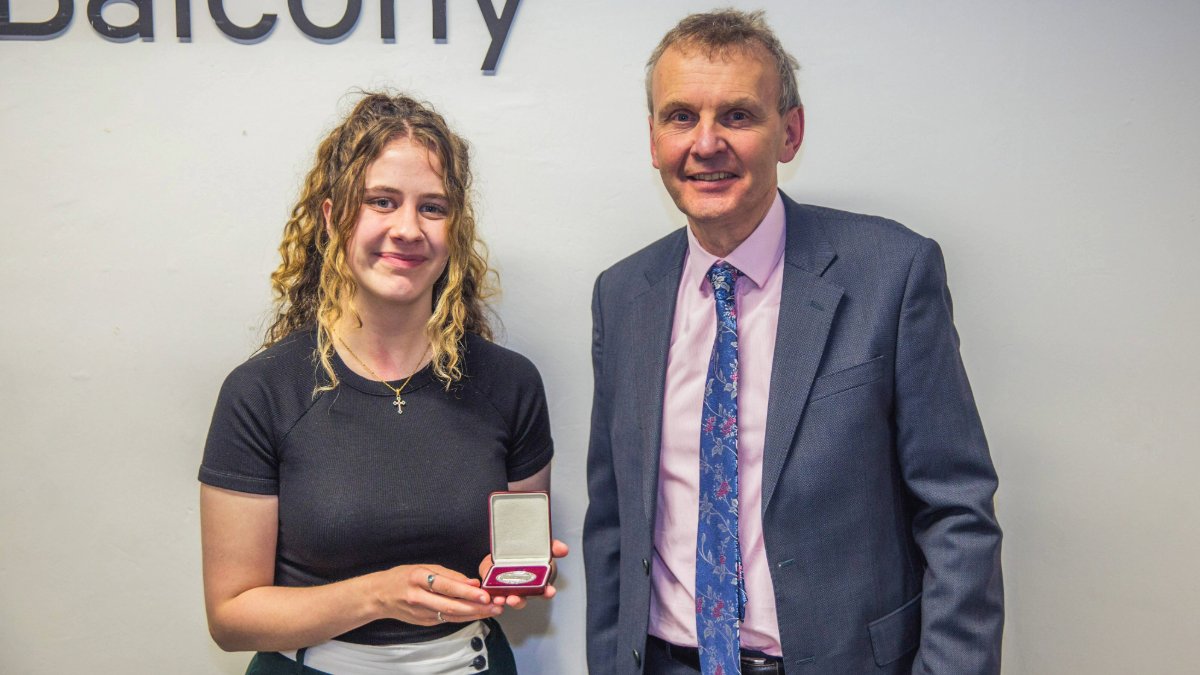 Congratulations to Chemistry alumnus Professor Pat Unwin on being elected as a Fellow of the Royal Society, the UK’s national academy of sciences. Pat was awarded the Potts Medal (see picture) in 2020, which recognises outstanding contributions to Chemistry.