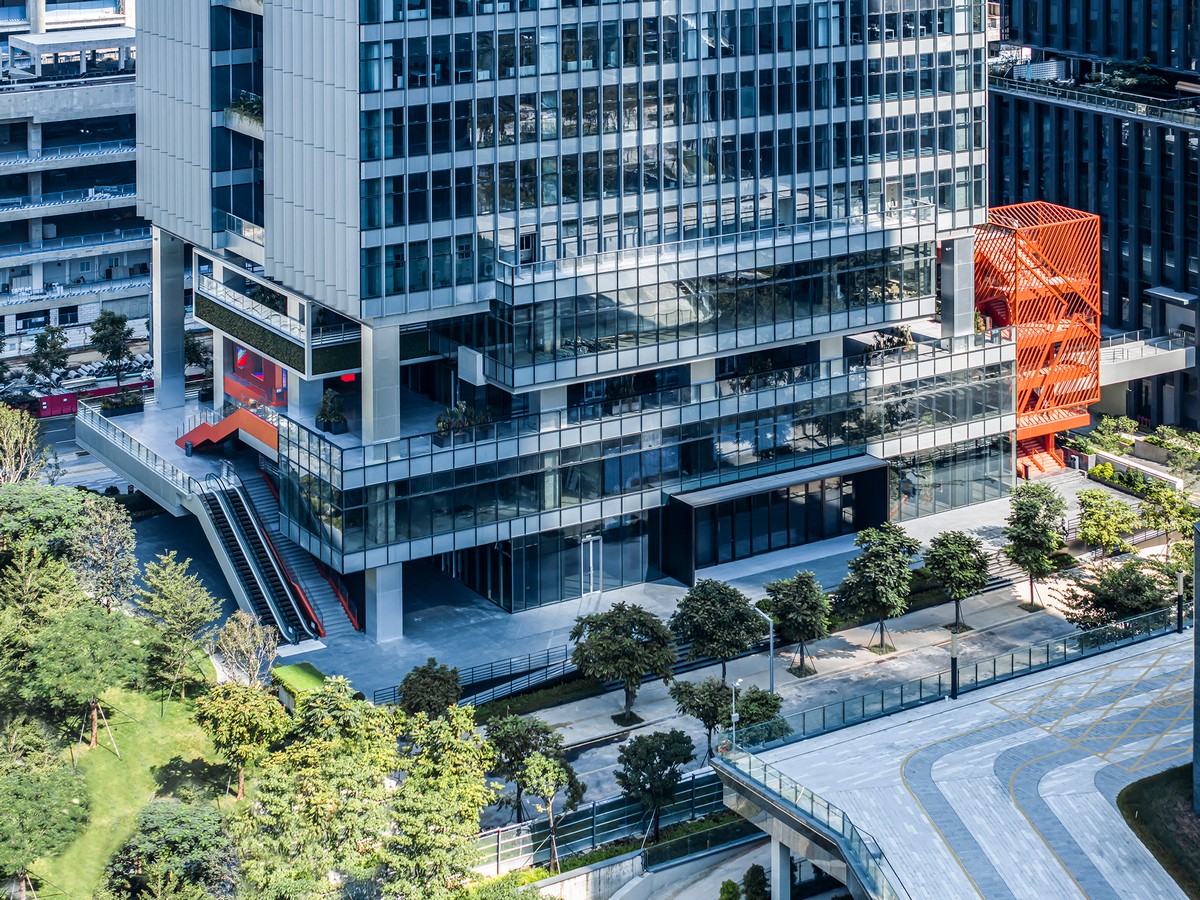 Designed by Aedas the T33 Full-Time Center office tower, also known as Transsion Tower, is a vertical green building that stands out amidst the Shenzhen‘s skyline e-architect.com/shenzhen/t33-f… #aedasarchitects #OfficeTower #architecture #greenbuilding #shenzhen