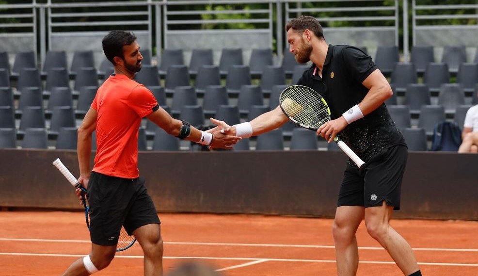 🎾 Yuki Bhambri partnering with Albano Olivetti🇫🇷 defeated Top seed González🇲🇽/Roger-Vasselin🇫🇷 6-3, 6⁵-7⁷, 10-7 to reach the final of Lyon Open🇫🇷 - ATP 250 event.

Will face Patten🇬🇧/Heliövaara🇫🇮 for the title.