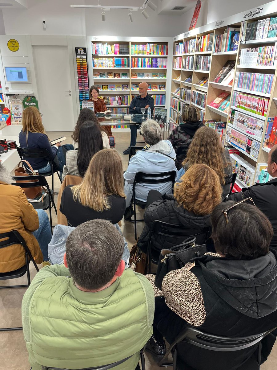 ¡Ayer estuvimos en Espazo Lector Nobel Carballo!
Gracias a todos los que vinisteis por vuestra atención y preguntas y a Marta Villar por acompañarme😊

#PalabrasMalditas #MiguelCondeLobato #PeguinLibros #PeguinRandomHouse #EdicionesB #books #novela #thriller #bookstagram #libros