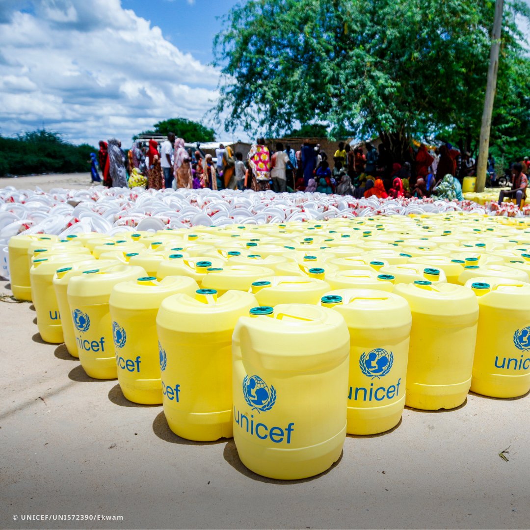 Casi 1 millón de personas en Kenia, Burundi, Tanzania y Somalia, afectadas por las fuertes lluvias sin precedentes que causan estragos en África oriental. Gracias al apoyo de nuestros socios y socias, hemos podido entregar rápidamente suministros a los niños y familias afectadas