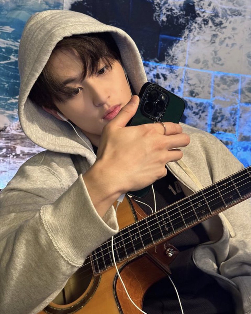 amoucheri's tweet photo. 🎸 https://t.co/dDNgURltCQ