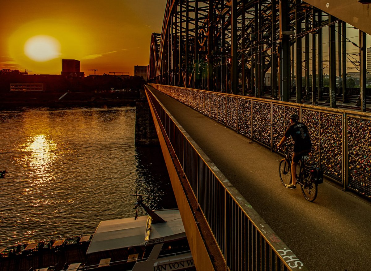 Seguimos con las ganadoras del Concurso de Fotografía 2024 con @Ciclosfera. La ganadora de En bici por la ciudad, es esta maravillosa escena que ha capturado Lydia Martin Camdeleda, titulada 'Buscando la luz'. #ciclismourbano y #30DíasEnBici, a tope