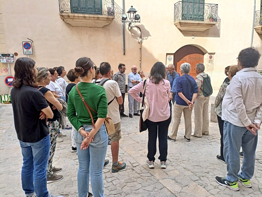 Mallorcat's tweet image. Ahir dijous #PerPalmaCadaMes (@ocbcat - Secció de #Palma) va fer la darrera sortida de la temporada: una volta ben interessant pel Call Major, una visita a la casa del poeta #JoanAlcover i un #paamboli 👌(1) 👇