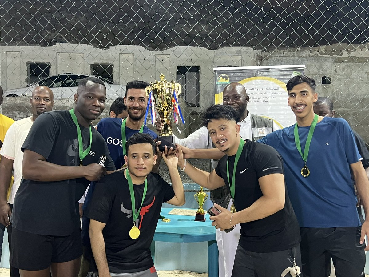 mansorcenter's tweet photo. سعدنا في ليلة الجمعة اختتام بطولة مركز حي المنصور لكرة الطائرة 
بحضور المدير التنفيذي أ.خالد الهوساوي
للمباراة النهائية بين فريقي نجوم الشمال وصقور مكة وفوز الأخير بالنهائي وتتويجه بطلا لهذه النسخة من البطولة 🏆 
كل الشكر والتقدير لكافة المتطوعين وشكر خاص  أ.علي حسين منظم البطولة https://t.co/YGreXyTi8m