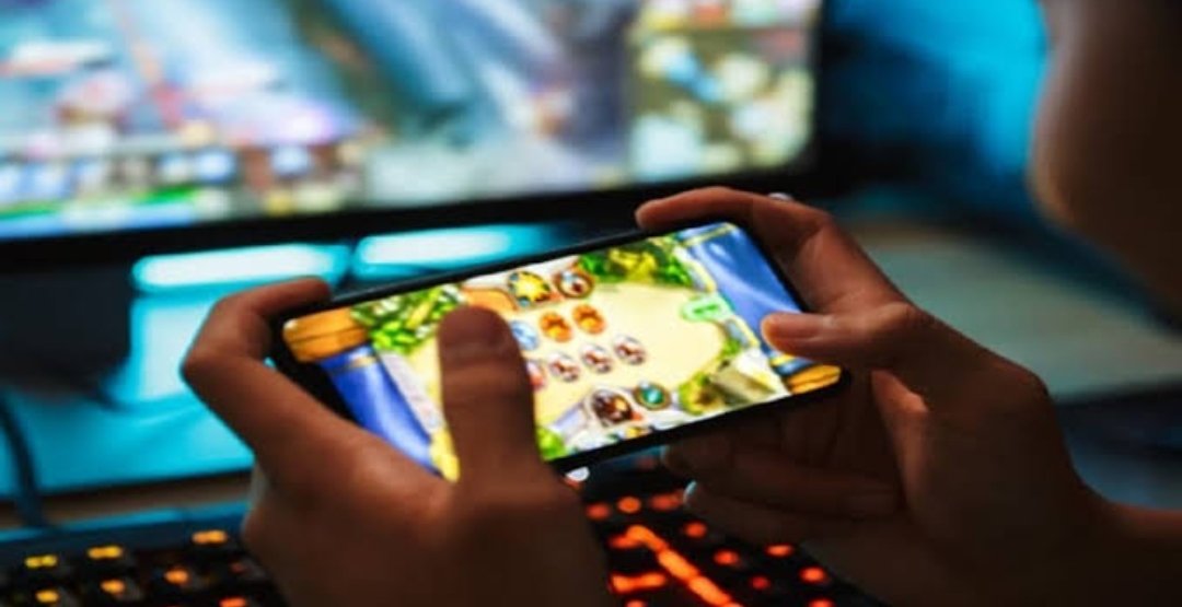 आईपीएल ने क्या दिया और क्या नहीं दिया
 का पता नहीं लेकिन इस देश की युवा पीढ़ी को सट्टेबाजी का जहर जरूर दिया है आईपीएल के माध्यम से लोकप्रिय हुए बड़े बड़े खिलाड़ियों ने इसका खूब प्रचार किया है और बड़ा  भुगतान लिया बिना सोचे की उनकी जिंदगी तो बन गई लेकिन इस देश के युवाओं को तो