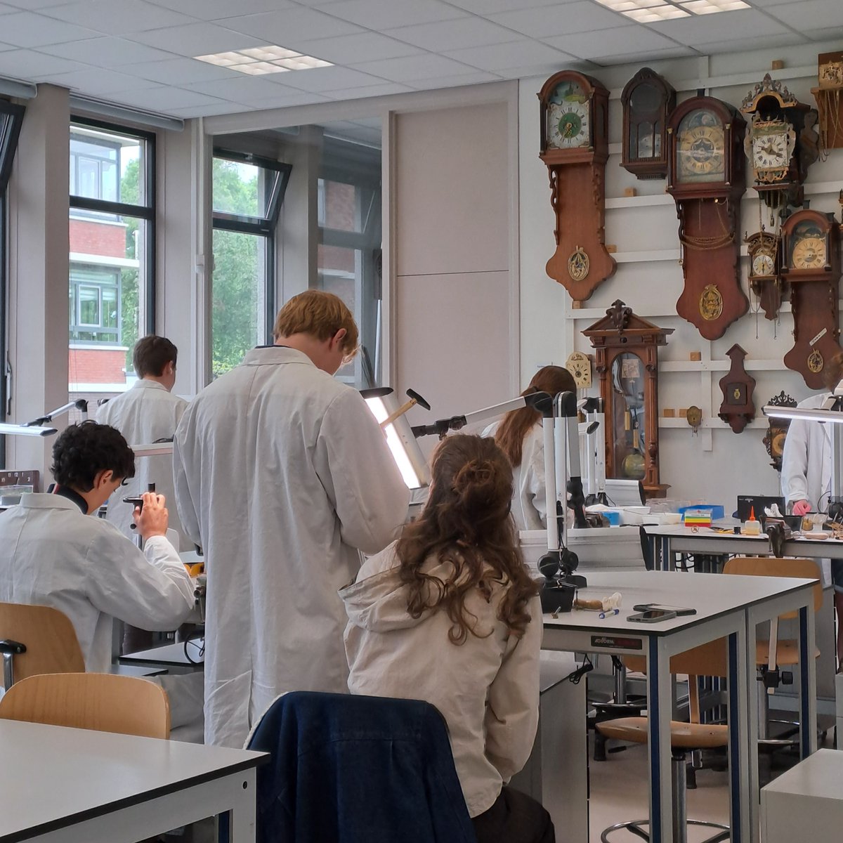 zadkine's tweet photo. We kijken terug op een geslaagde Zilverdag! Heel Schoonhoven stond maandag 20 mei, in het teken van zilver. Vakschool Schoonhoven kon hier natuurlijk niet aan ontbreken!

#Zilverdag #Schoonhoven #Vakmanschap #OpenDag #onderwijs #ditismbo  #mbostudie https://t.co/VlrQQDhH00