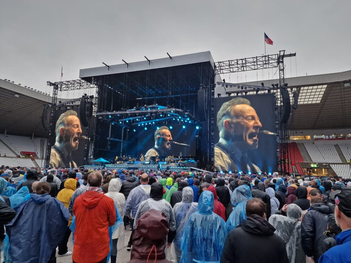 wildandinn's tweet image. Pls RT! #TheEStreetCafePodcast S3, Ep 18: Who'll stop the rain? Not even @springsteen had the super power to stop the wet weather in Sunderland. We brave the challenging conditions to witness Bruce. We get some 'in the pit' conversations and reviews from a few people as well.