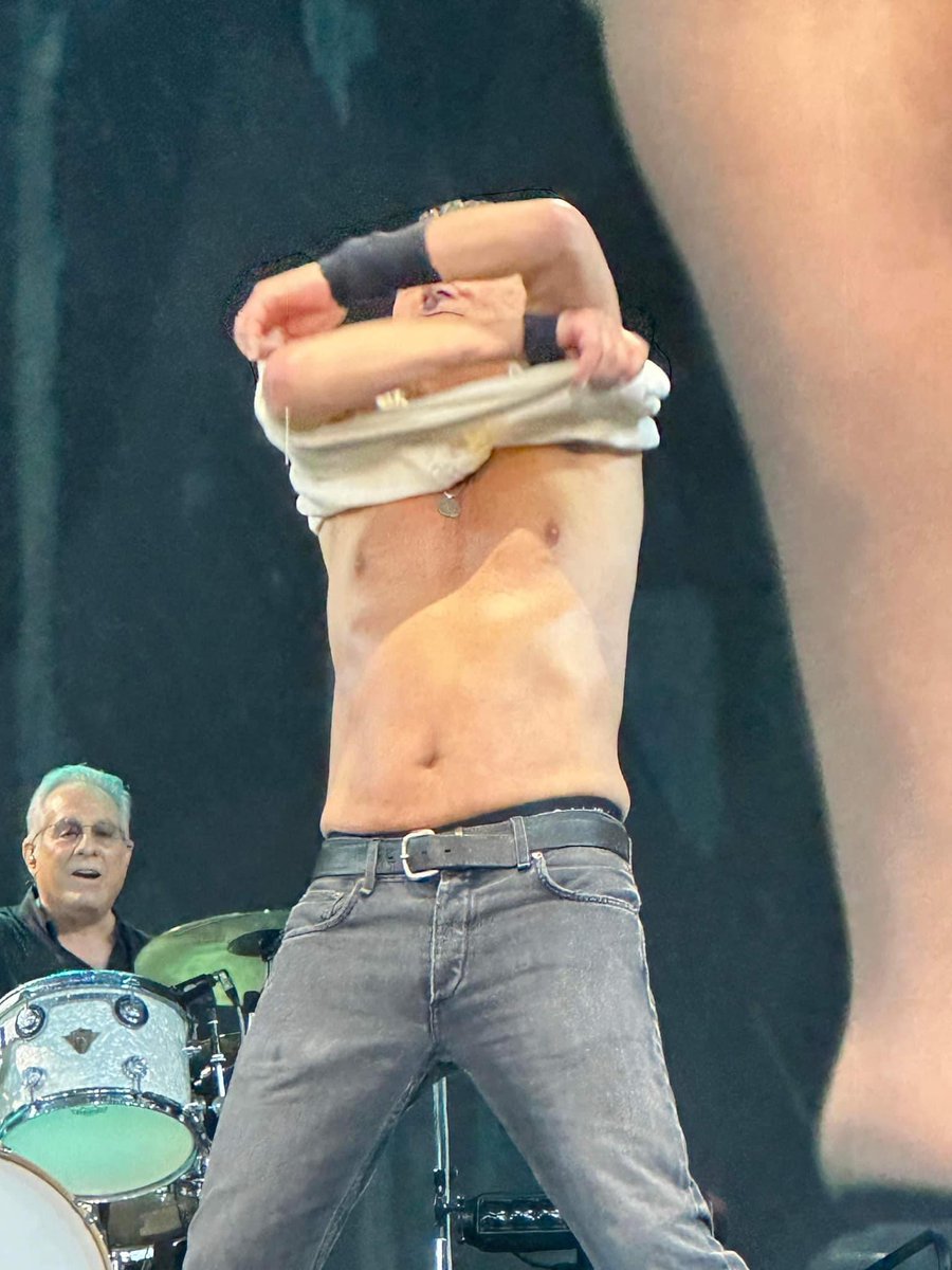 wildandinn's tweet image. Pls RT! #TheEStreetCafePodcast S3, Ep 18: Who'll stop the rain? Not even @springsteen had the super power to stop the wet weather in Sunderland. We brave the challenging conditions to witness Bruce. We get some 'in the pit' conversations and reviews from a few people as well.