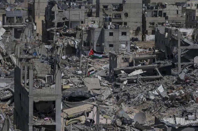 The #Palestinian flag flies raised and tall between the rubble of homes bombed by the IOF in #KhanYounis.