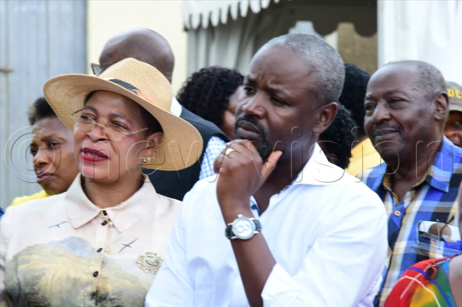 newvisionwire's tweet photo. Among the officials hosted by President @KagutaMuseveni at his Kisozi Farm in Gomba district to witness how model farmers have transformed their lives through the four-acre model of agriculture include; Vice President @jessica_alupo, Speaker of @Parliament_Ug @AnitahAmong , and her deputy @Thomas_Tayebwa, among other government officials.
#VisionUpdates | ๐ธ@EddieSsejjoba