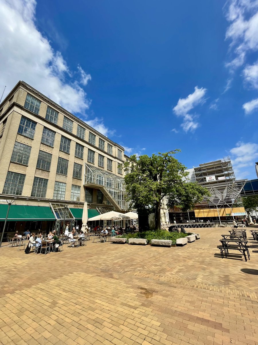 otwndk's tweet image. Efter en grå regnvejrsdag i går, er det dejlige solskinsvejr ☀️ tilbage i dag, og der er lækker stemning og leben ved Cafébiografen, @StudenterhusOde og @BrandtsOdense 

#sommer #odense #otwn #nyodense