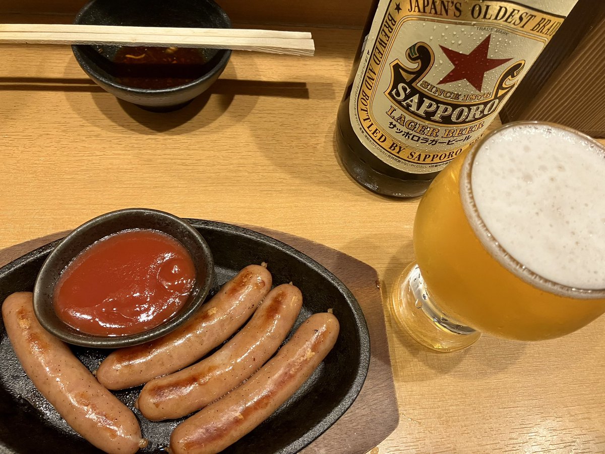 shirogorisuke's tweet photo. 【お題】立ち飲み屋で1人飲んでいる時、両サイドのおじさんがつるっぱげだった時、どんな会話をすれば良い？🧑‍🦲✨ https://t.co/kbDi9n2xgy