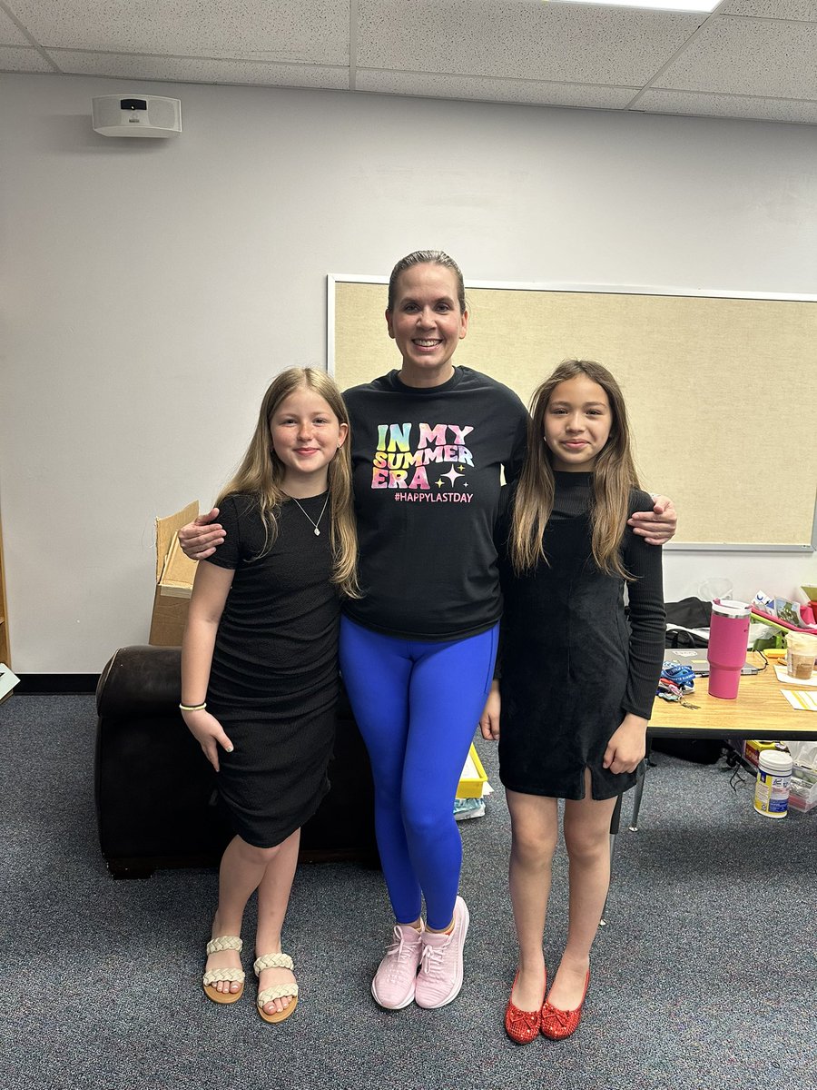 MrsVann7's tweet photo. LOVE that my former 4th grade students stopped by yesterday to see their favorite Mrs. Vann! They will do great things in Jr High next year! Sad that I don’t get to stay a 4th grade teacher but thankful that an opportunity worked out that I chose 🙌🏻 https://t.co/YQTPeSRUVe