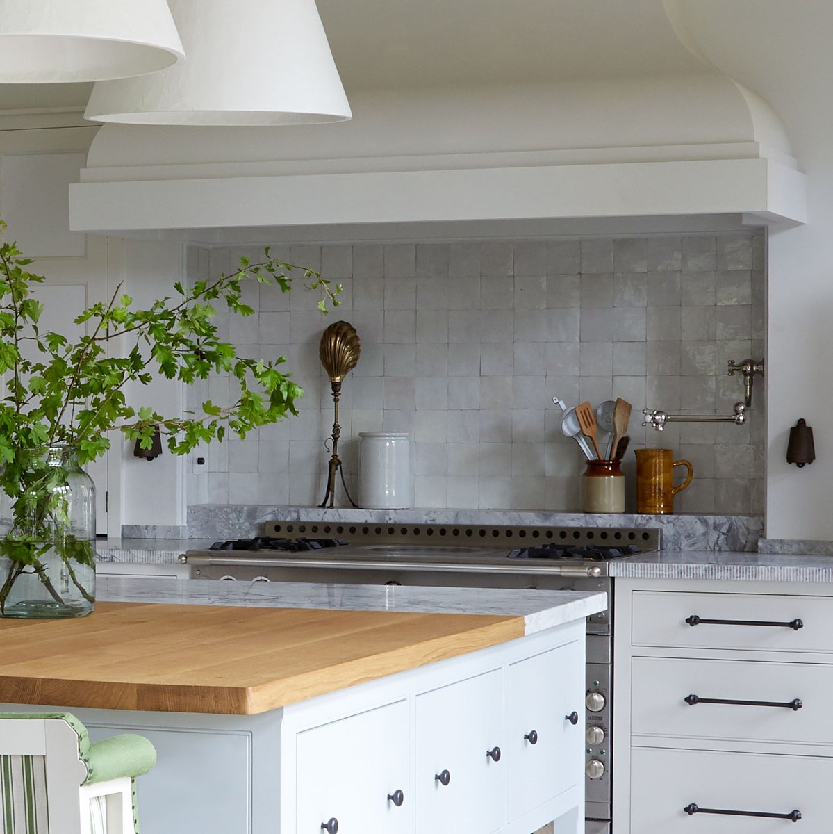 A fresh, bright kitchen created to fit in to a 17th century manor house trib.al/96kGthL