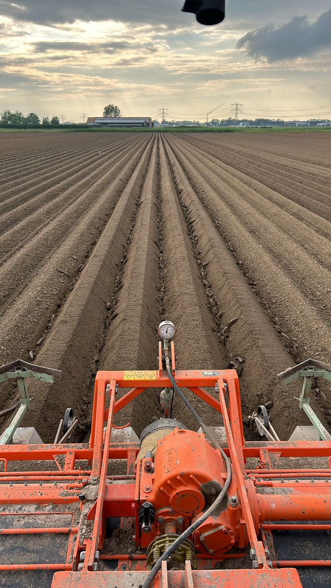 Na een nacht doorpoten met 2 machines nu ook nachtje bedden frezen met 3 combi's. Aardappels komen bijna boven, omstandigheden kunnen beter. Het is stelen 2.0 dit voorjaar... #akker