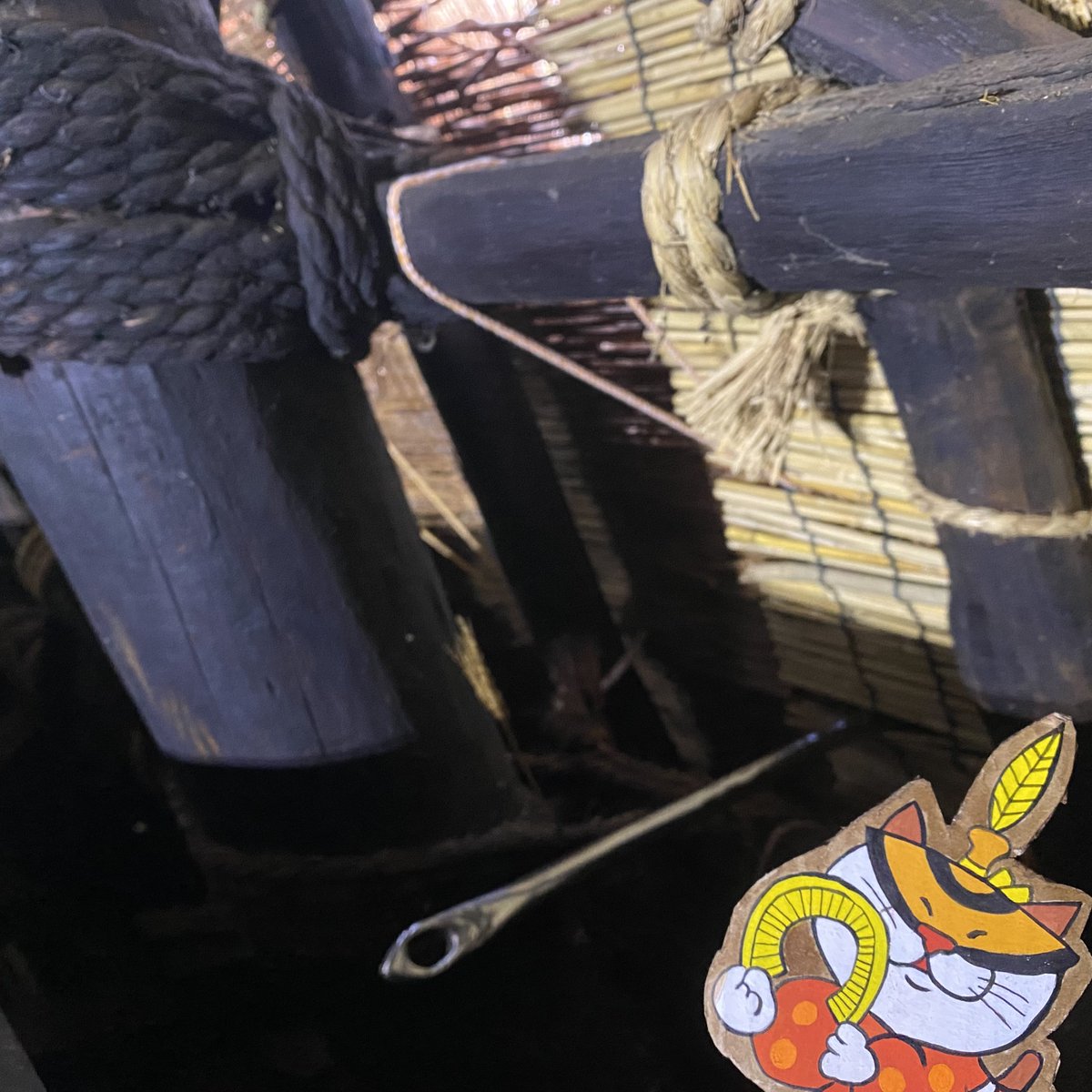 nyanto_shi's tweet photo. とある日のお散歩。合掌造りの屋根の葺き替えしてっしゃるが、見てきたが。解説聞きながら屋根の茅葺を間近で見さしてもろて、小屋裏も見さしてもろて、まっで愉しかったちゃ。

#にゃんと氏 #富山県 #南砺市 #五箇山 #茅葺屋根
#japan #toyama #nanto #japantravel #japantrip #Gasshostyle https://t.co/52ypW3eE2w