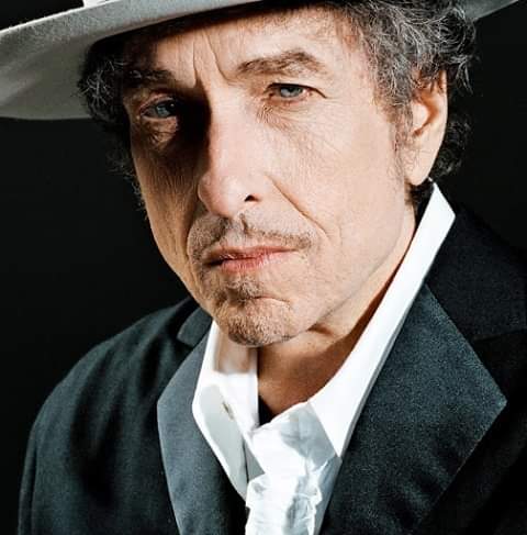 Compie oggi 83 anni Bob Dylan (Duluth, 24 maggio 1941).Auguri cantautore e sognatore di un mondo migliore