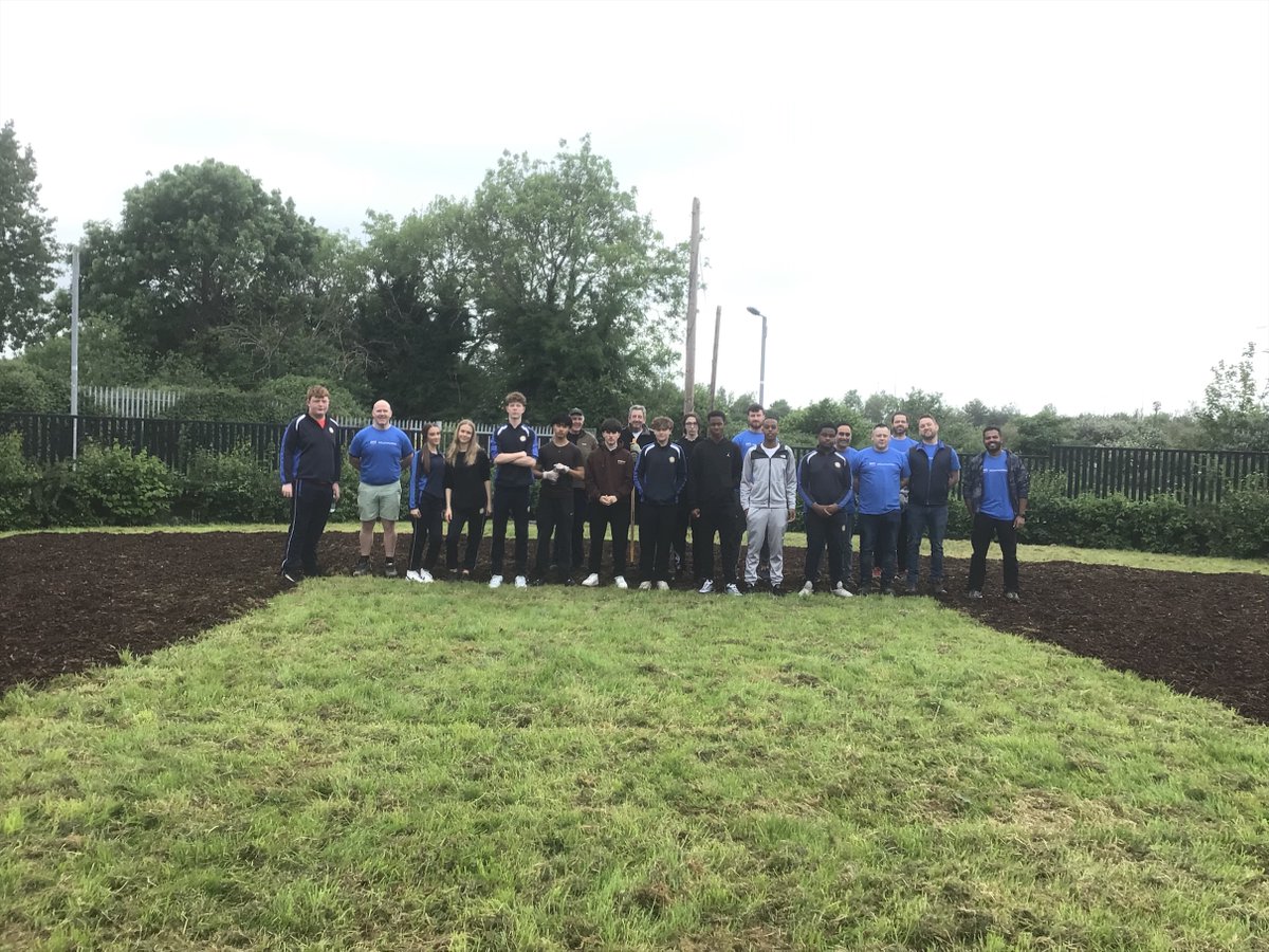 KishogeCC's tweet image. TY Horticulture worked hard prepping the land for our mini forest. The planting area is prepared by covering it with layers of cardboard, newspaper and wood chip mulch. Now to wait 6 months to plant! Well done to all involved! #AWSinCommunities #KishogeCC