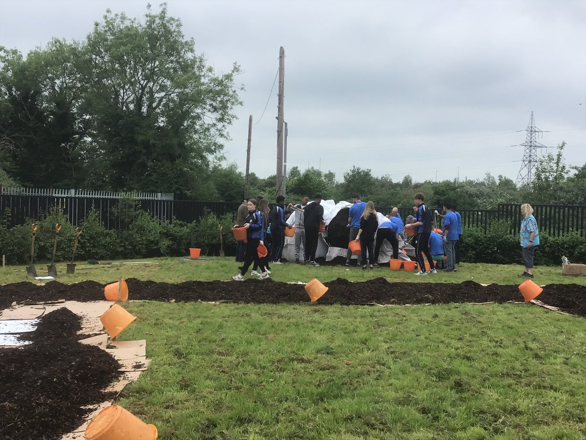 KishogeCC's tweet image. TY Horticulture worked hard prepping the land for our mini forest. The planting area is prepared by covering it with layers of cardboard, newspaper and wood chip mulch. Now to wait 6 months to plant! Well done to all involved! #AWSinCommunities #KishogeCC