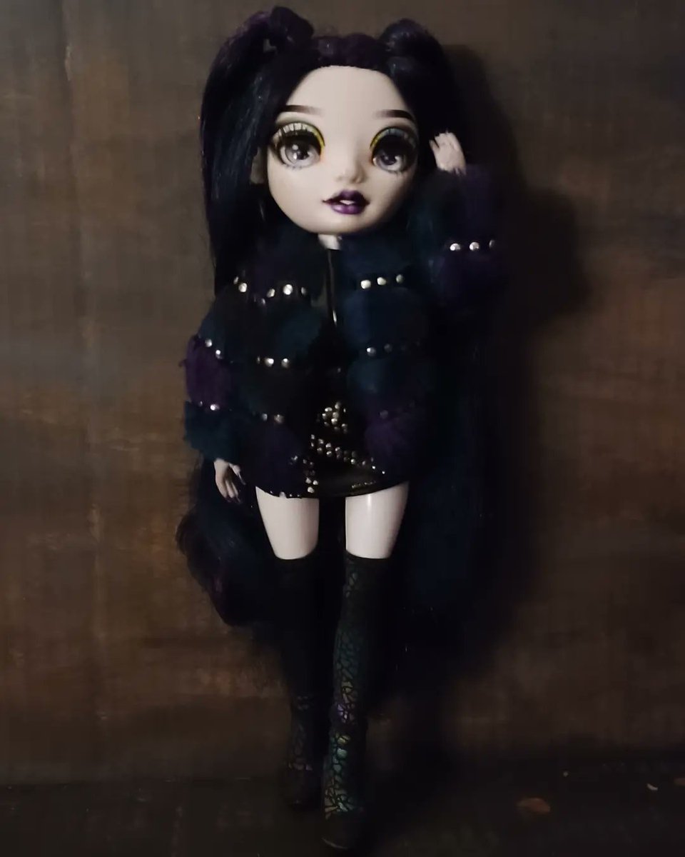 I finally gave Naomi wrap-arounds on her ponytails! They really do make her ponytails look even more adorable!🖤💜 #rainbowhigh #shadowhigh #mga #dolls #dollphotography #stormtwins #naomistorm #shadowhighdoll #shadowhighdolls #restyle #dollrestyle