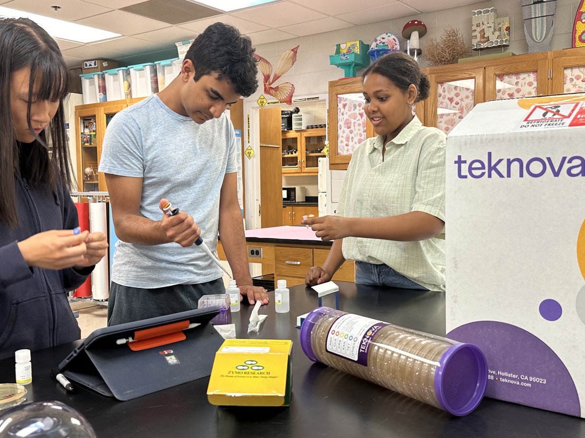 BioBuilder Club students started their synthetic biology research to build a yeast biosensor for lactose-metabolizing pathogens. Thank you to ⁦@ZymoResearch⁩ ⁦@teknovascience⁩ and ⁦@CarolinaBio⁩ for donating supplies! 🧫🧬