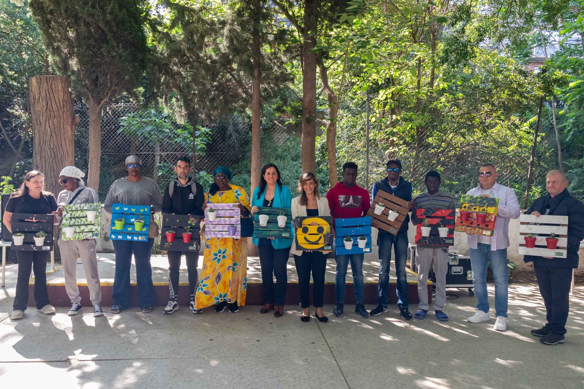 35 coloridos pallets con plantas, elaborados por usuarios del Albergue Municipal, adornan los centros de mayores. Este taller ocupacional de jardinería se enmarca en el Plan Primera Oportunidad, que busca la inclusión social y el desarrollo de capacidades y habilidades sociales.