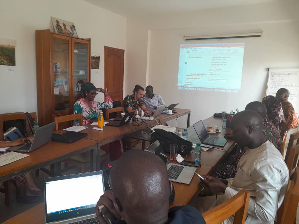 CiradauSahel's tweet photo. Le Comité de pilotage de la Dynamique pour une transition #agroécologique au Sénégal (@DyTAES) s’est réuni à la Direction régionale du @Cirad à Dakar pour faire le suivi de son plan d’action et dégager ses perspectives stratégiques. 

@MASAE_sn  @inran_Niger  @Cop16Riyadh https://t.co/jh5T925ewm