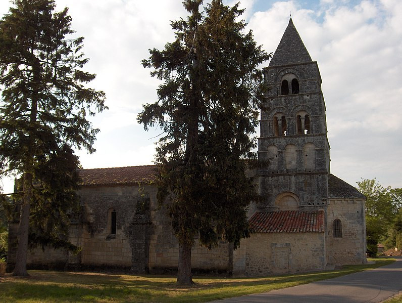 Eglise Notre-Dame à #GardeslePontaroux (#Charente) Edifice du XIIe siècle, agrandi au XVe siècle d'une seconde nef de même dimension. L'église romane comporte, à l'est, un choeur demi-circulaire, voûté en cul d... Suite 👉 monumentum.fr/monument-histo… #Patrimoine #MonumentHistorique