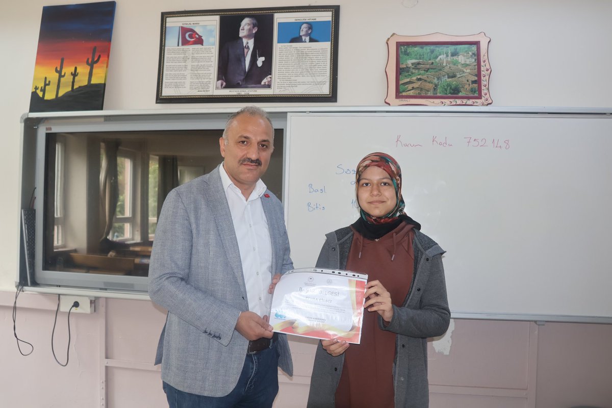 taraklimem's tweet photo. Şube Müdürümüz Özkan İnce, #NehirProjesi kapsamında İlimizde 16 Mayıs 2024 tarihinde yapılan “Kazanım İzleme Sınavı”nda İlçemizde dereceye giren 8. sınıf öğrencilerimize başarı belgelerini takdim etti.
@Yusuf__Tekin
@tcmeb
@ValiKaradeniz
@coskunbakirtas
@remzi_yetkin
@sakaryamem https://t.co/s9AHYJIqiL
