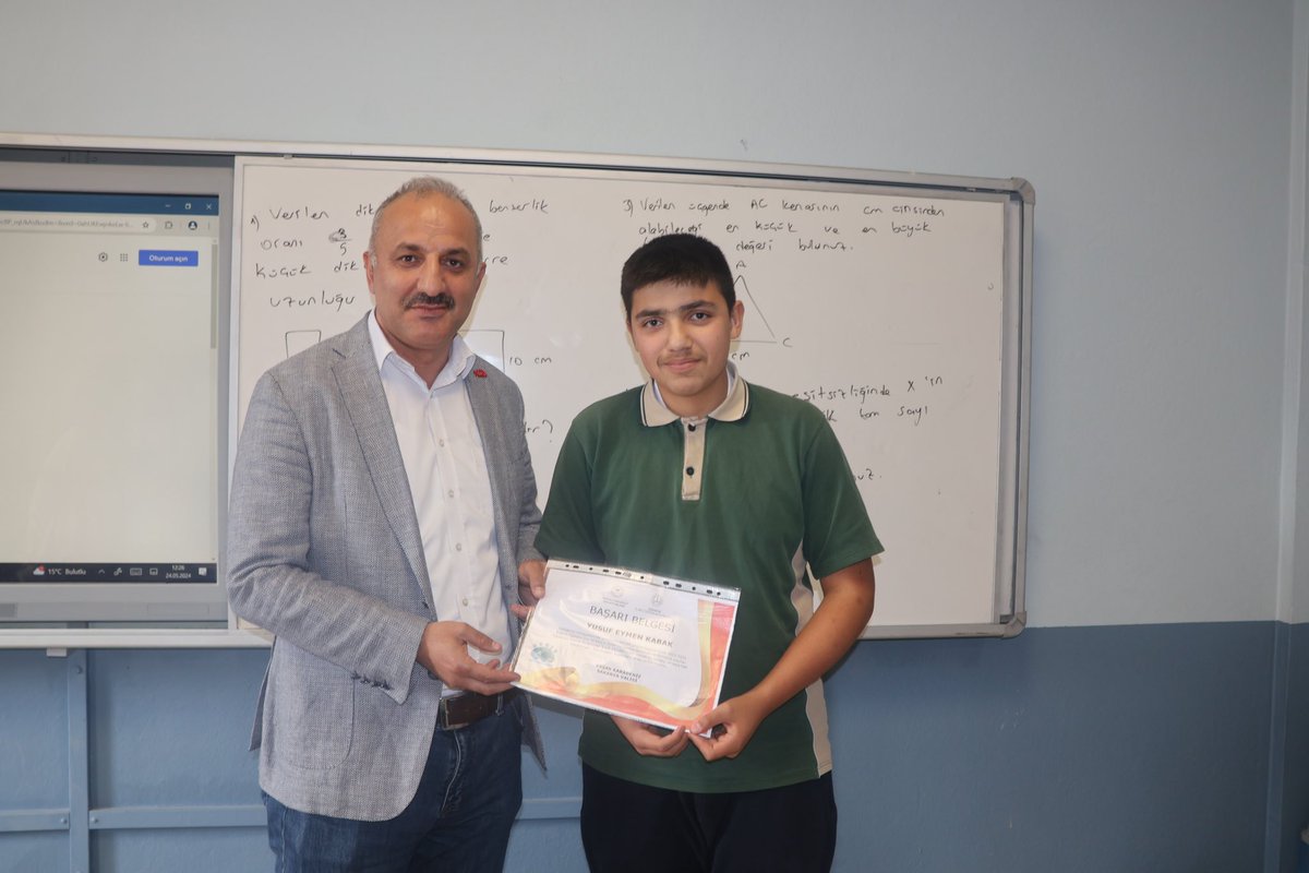 taraklimem's tweet photo. Şube Müdürümüz Özkan İnce, #NehirProjesi kapsamında İlimizde 16 Mayıs 2024 tarihinde yapılan “Kazanım İzleme Sınavı”nda İlçemizde dereceye giren 8. sınıf öğrencilerimize başarı belgelerini takdim etti.
@Yusuf__Tekin
@tcmeb
@ValiKaradeniz
@coskunbakirtas
@remzi_yetkin
@sakaryamem https://t.co/s9AHYJIqiL