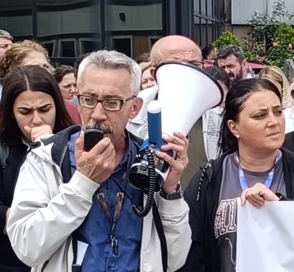 Yanlış politikaların, israfın ve talanın neticesinde oluşan ekonomik krizin faturası 'tasarruf politikaları' adı altında biz emekçilere kesildi. Bu sömürü paketine karşı KESK Kocaeli Şubeler Platformu olarak KOÜ önünde yaptığımız basın açıklaması ile SES' imizi yükseltiyoruz.