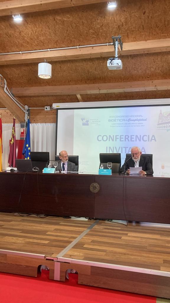 CONFERENCIA INVITADA 2 (DIÁLOGO COMPARTIDO)<a href="/ABFyC/">ABFyC</a>
DIÁLOGO SOBRE BIOÉTICA, COMPLEJIDAD Y POSTVERDAD
Presentador: EMILIO MARTÍNEZ NAVARRO. Catedrático de Filosofía Moral y Política. Universidad de Murcia
JESÚS CONILL SANCHO. Cate
d., Filosofía Moral y Política. Univ. Valencia