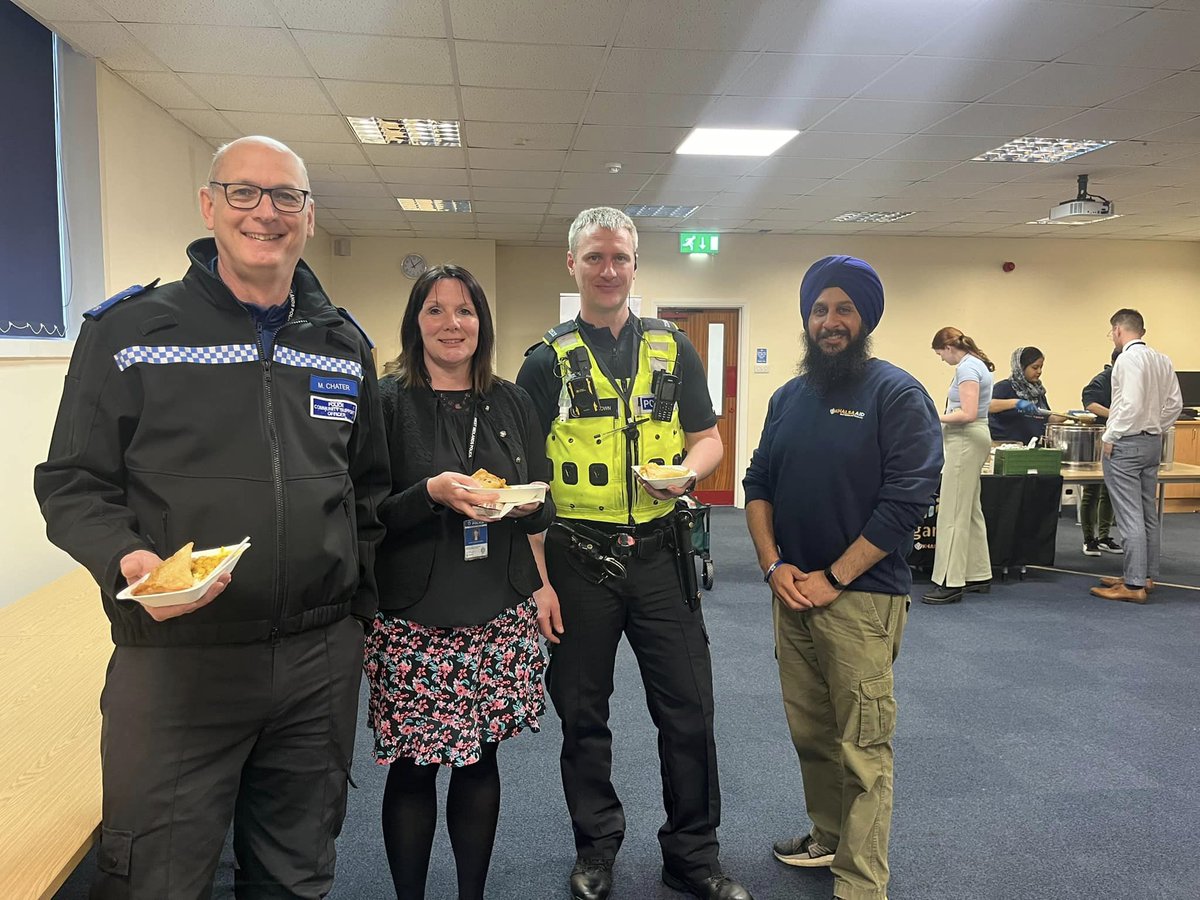 #Community | Coventry officers and staff were treated to a delicious curry, on their lunch break, by @LangarAid to say thank you for the ongoing support 🙌 We have worked with Langar Aid for many years and they are a great community partner!