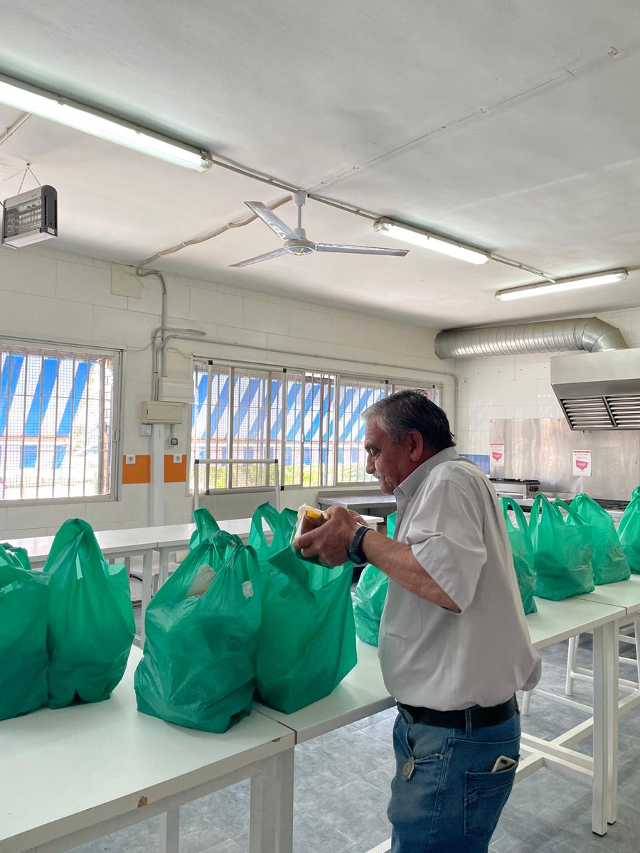 asociacionnaim's tweet photo. +Buenvivir
Este mes el programa +Buenvivir finaliza tras 8 meses atendiendo a las familias de #Asperones y #PalmaPalmilla mediante el reparto de menús diarios.
Este programa se ha llevado a cabo gracias a la @IgualdadAND de la @AndaluciaJunta. https://t.co/ny9ytOsEPU
