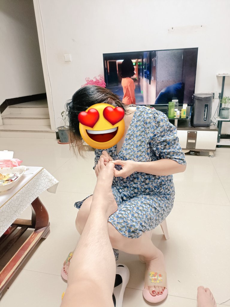 aai147258's tweet photo. 骚妈今日穿搭，黑色胸罩白色蕾丝内裤，换衣服的时候门没关奈何像素太低没拍清楚就出来了 https://t.co/wH9yShsPC2