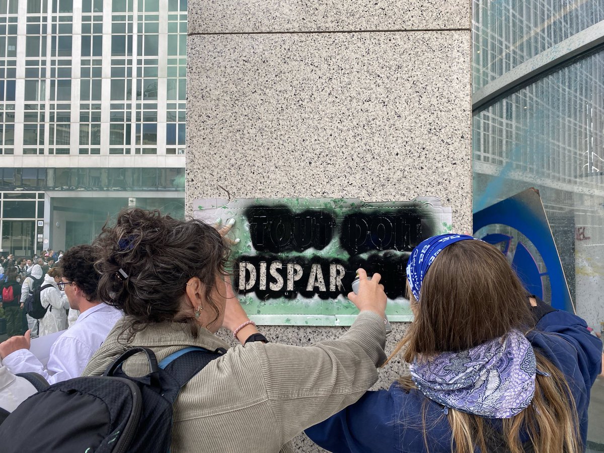 xrFrance's tweet photo. @Amundi_FR @amisdelaterre @Alternatiba_ @lessoulevements @AnvCop21 @Youth4Climatefr @greenpeacefr @PeupleRevolte @ExtinctionR @money_rebellion @riposte_alim @TotalEnergies @gouvernementFR @GDarmanin @Prefet75_IDF @ChristopheBechu @ContreAttaque_ @CerveauxNon @xrParisIDF @LdhFedeparis @ActionJusClim75 @LDH_Fr @IEA ...
📢4️⃣ Un plan de transition compatible avec un réchauffement d'1,5°C et respectueux des droits humains et des travailleur·euse·s
📢5️⃣ A défaut le démantèlement de Total / @TotalEnergies
#LiquidationTotal https://t.co/pjHw3GRHZY