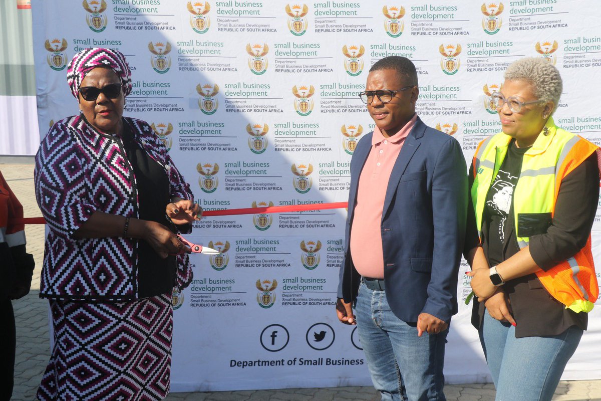 DSBD_SA's tweet image. The Market is one of the 3 facilities in the Frances Braad District with an approximately R30 Million rands investment. The project will see the facility  house micro and informal traders in Platfontein and Richie.
#DSBDUpliftingInformalSMMEs