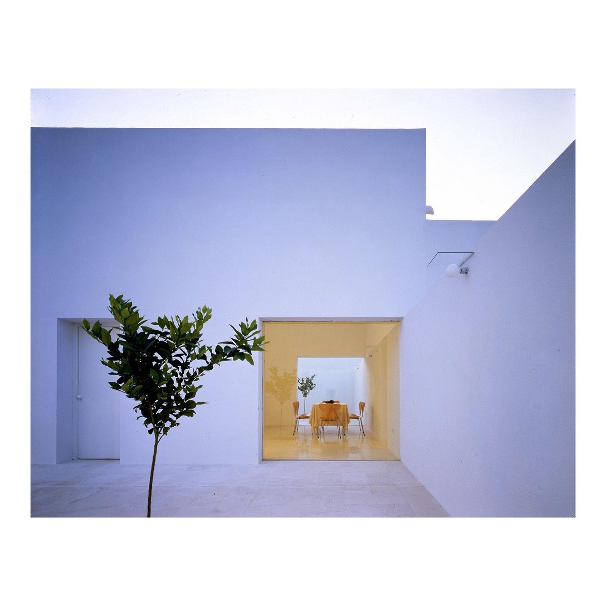 WindowlessArch's tweet photo. Alberto Campo Baeza, Gaspar House, Cádiz, Spain, 1992
 
Drawing by the author and photos by Hisao Suzuki.
 
#albertocampobaeza #gasparhouse #windowlessarchitecture #windowlessness #windowless #architecture #architecturaldesign https://t.co/iWofN3c2XU