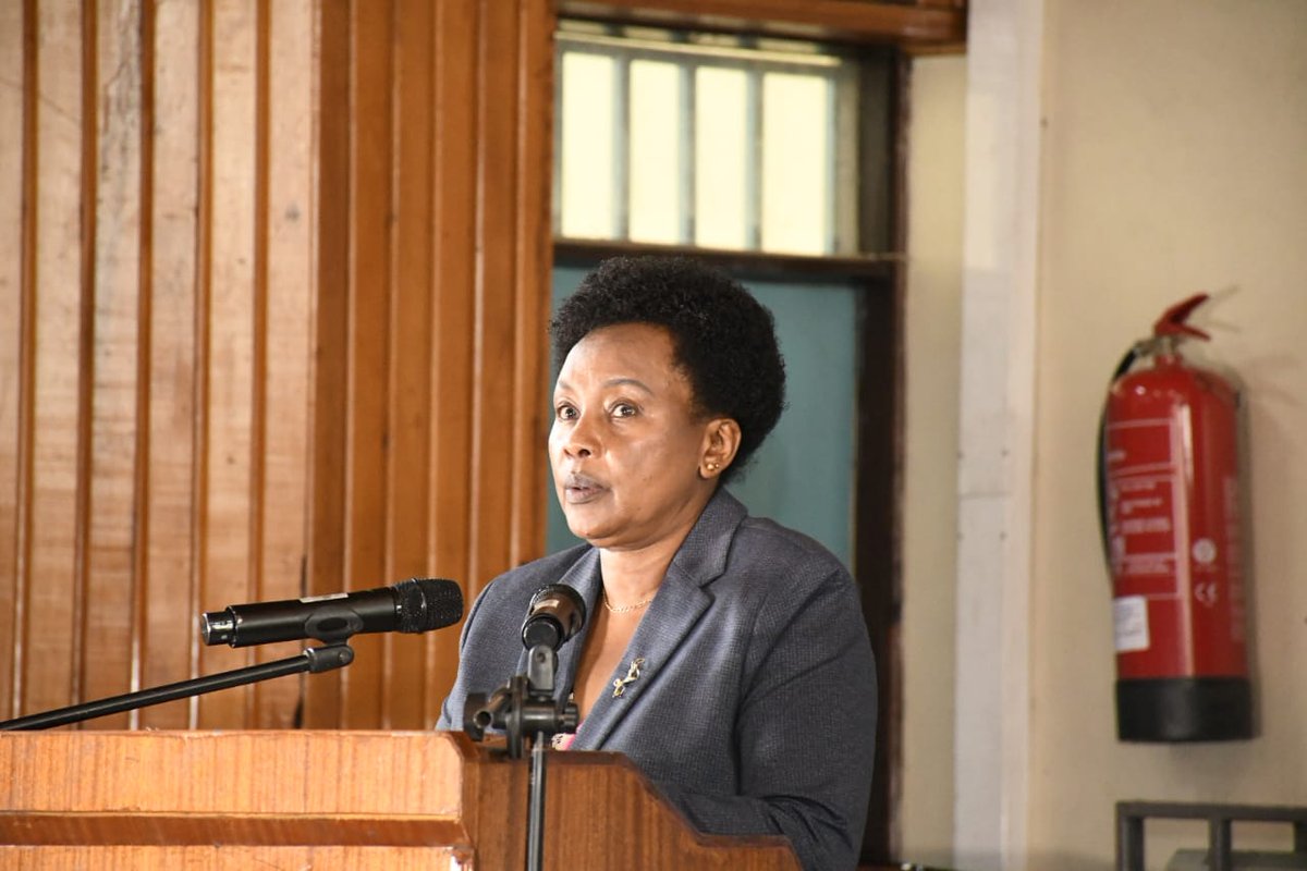 Hon. Lady Justice Philomena Mwilu talks to @uonbi law students, I'm delighted of the fond memories I have from this Campus @UoNLawFaculty, I was recently here in 2018 for my masters and I have no regrets, think I'm a better person b/c of the masters degree from @uonbi #WeAreUoN